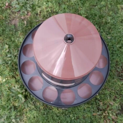 CHEMIN DES POULAILLERS Mangeoire Poule À Pieds En Plastique Recyclé Eco 12kg 2 CHEMIN DES POULAILLERS Mangeoire Poule À Pieds En Plastique Recyclé Eco 12kg – Image 2