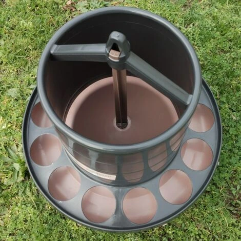 CHEMIN DES POULAILLERS Mangeoire Poule À Pieds En Plastique Recyclé Eco 12kg 3 CHEMIN DES POULAILLERS Mangeoire Poule À Pieds En Plastique Recyclé Eco 12kg – Image 3