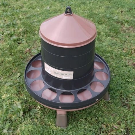 CHEMIN DES POULAILLERS Mangeoire Poule À Pieds En Plastique Recyclé Eco 12kg 4 CHEMIN DES POULAILLERS Mangeoire Poule À Pieds En Plastique Recyclé Eco 12kg – Image 4